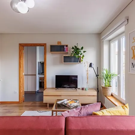 A Pop Of Color By Lovelystay Apartman Porto