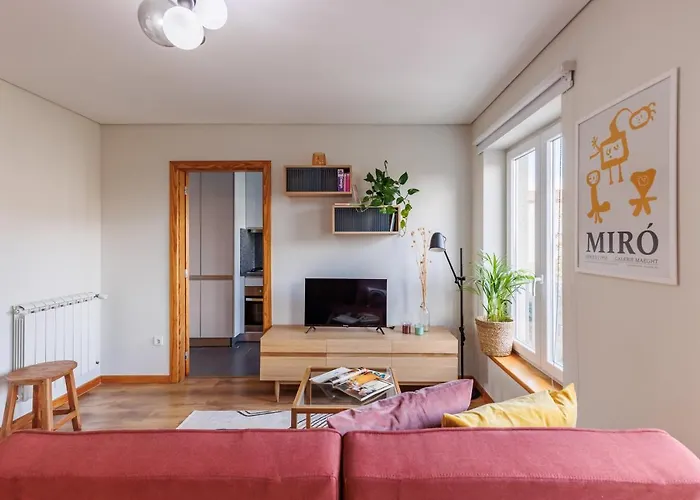 A Pop Of Color By Lovelystay Apartman Porto