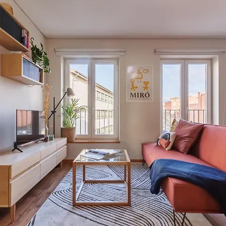 Appartement A Pop Of Color By Lovelystay