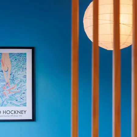 Appartement A Pop Of Color By Lovelystay